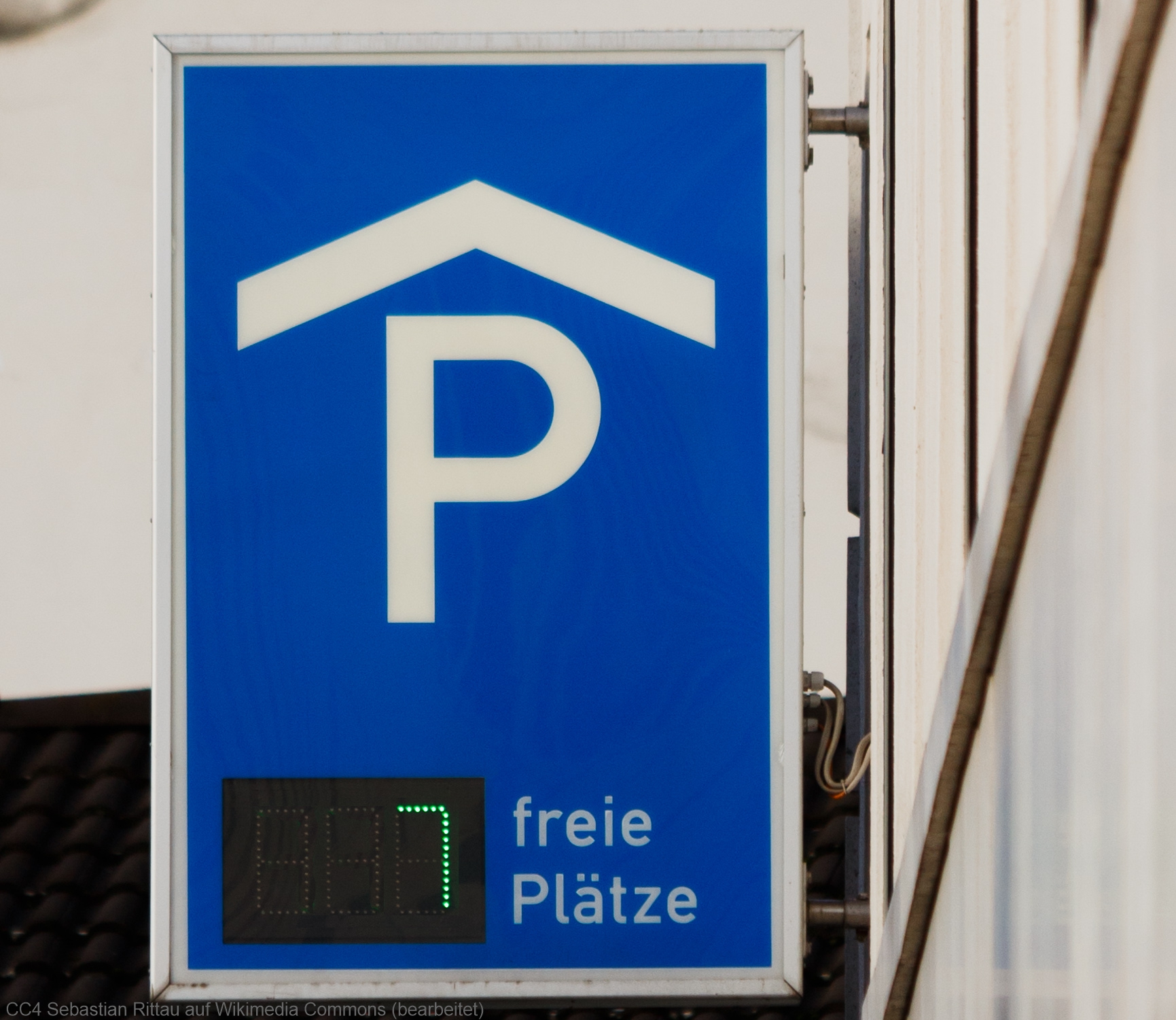 Parkhausanzeige zeigt 7 freie Plätze