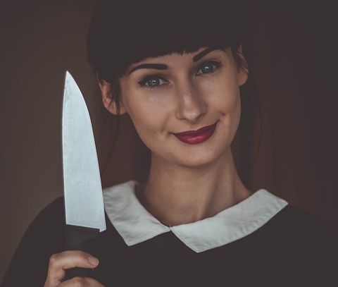 Frau mit Messer lächelt