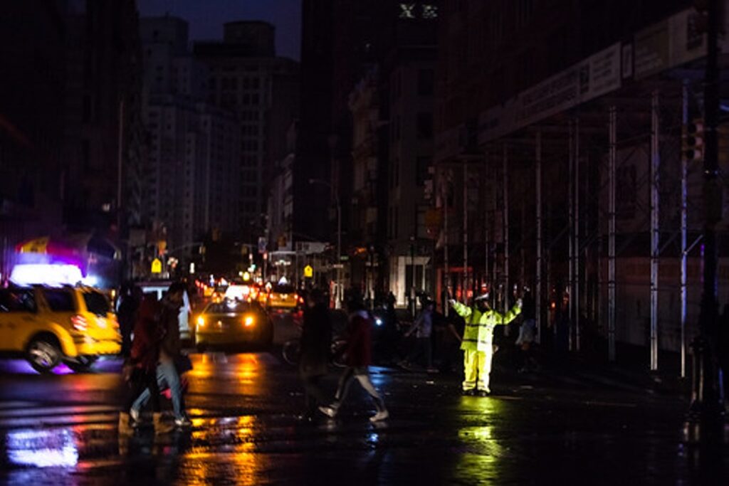 Stadt ohne Licht, Polizei regelt Verkehr